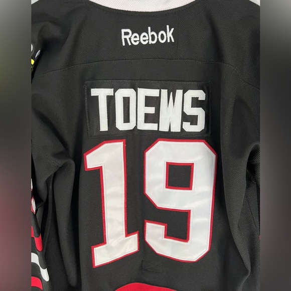 🔥Jonathan Toews Black 2015 Stanley Cup Blackhawks Authentique Reebok Jersey NWT - Picture 2 of 10
